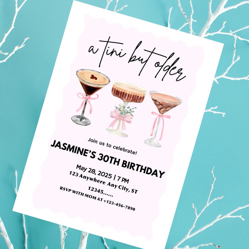 Peut inclure: Une invitation d'anniversaire blanche et rose avec un graphique de trois cocktails. Le texte indique "a tini but older" et "Jasmine's 30th Birthday". L'invitation comprend la date, l'heure et le lieu de la f&ecirc;te, ainsi qu'un num&eacute;ro de RSVP.