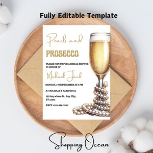 Op de afbeelding: Een witte, afdrukbare bruidsdouche-uitnodiging met gouden tekst. De uitnodiging toont een glas champagne met een parelketting die om de steel is gewikkeld. De tekst luidt "Pearls and Prosecco" en "Wordt u uitgenodigd voor een bruidsdouche ter ere van Michael Jack".