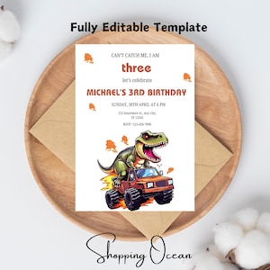 Könnte beinhalten: Eine druckbare Geburtstagseinladung mit einem Cartoon-Dinosaurier, der einen Monstertruck fährt. Die Einladung ist für den dritten Geburtstag eines Kindes und enthält den Text "Can't catch me, I am three, let's celebrate Michael's 3rd birthday".