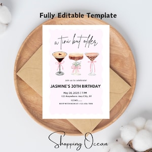 Peut inclure: Une invitation d'anniversaire rose et blanche avec une illustration aquarelle de trois cocktails. Le texte indique "a tini but older" et "Jasmine's 30th Birthday". L'invitation comprend la date, l'heure et le lieu de la f&ecirc;te, ainsi qu'un num&eacute;ro de RSVP.
