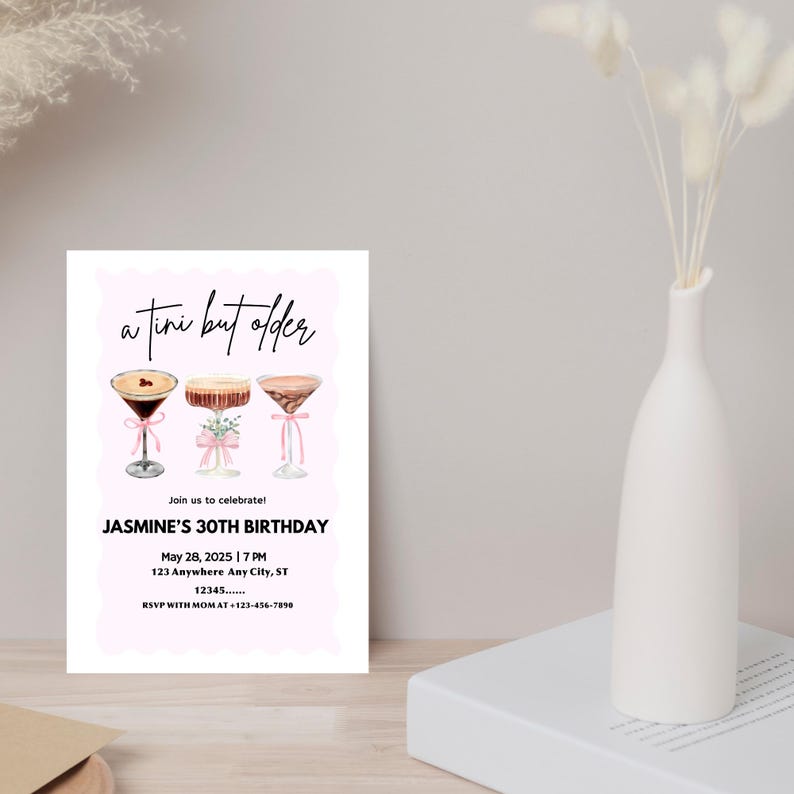 Peut inclure: Une invitation d'anniversaire rose et blanche avec le texte "a tini but older" et trois cocktails. L'invitation est pour le 30e anniversaire de Jasmine le 28 mai 2025 &agrave; 19h. L'adresse est 123 Anywhere Any City, ST 12345. RSVP avec Maman au 123-456-7890.