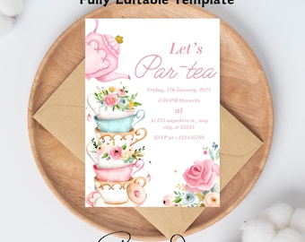 Könnte beinhalten: Eine rosafarbene und weiße Einladung zu einer Teeparty mit einem Stapel Teetassen und einer Teekanne. Die Einladung lautet "Let's Par-tea" und enthält Datum, Uhrzeit und Ort der Party. RSVP-Informationen sind ebenfalls enthalten.