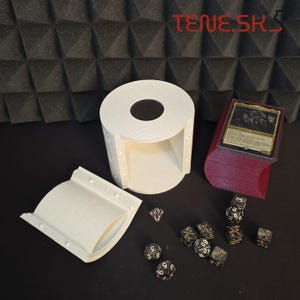 Könnte beinhalten: Ein weißer, 3D-gedruckter Tischspiel-Organizer mit einem zylindrischen Kartenhalter, einem Würfelhalter und einem separaten Deckel. Ein roter Kartenhalter und mehrere Würfel sind ebenfalls vorhanden. Der Text "TENE.SK" ist sichtbar.