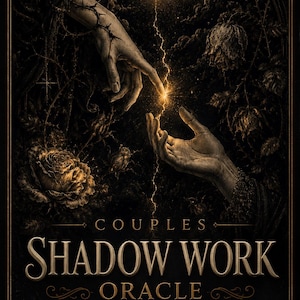 Könnte beinhalten: Ein Orakelkarten-Deck im gotischen Stil mit dem Titel "Shadow Work Oracle" und dem Wort "Couples" über dem Titel. Das Bild zeigt zwei Hände, die sich einander entgegenstrecken, mit einem Halbmond und einem Blitz im Hintergrund. Das Deck ist für Beziehungen, Auslöser, Intimität und Heilung.