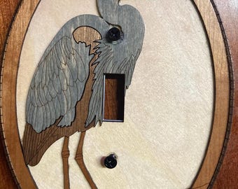 Cubierta de interruptor de madera con grabado láser de garza azul – Decoración natural