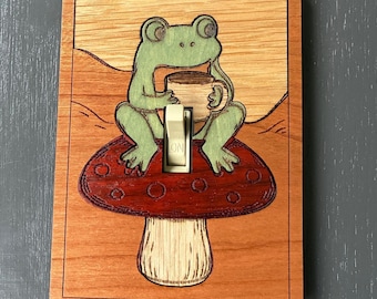 Verspielter magnetischer Lichtschalter mit Frosch auf einem Pilz – Handgefertigte Holzschalterplatte, Deko für Kaffeeliebhaber mit Froschmotiv, Wandkunst im Cottagecore-Stil