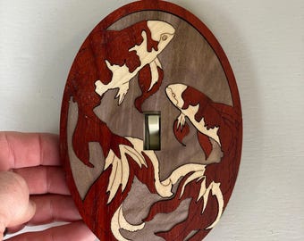 Koi Fisch Schalterplattenabdeckung - Magnetische Lichtschalterabdeckung aus Holz, Yin Yang Koi-Dekor, Zen-Wandkunst, asiatisch inspiriertes Wohndekor