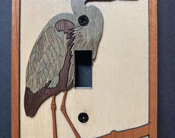 Placa de interruptor de madera con grabado láser de garza azul