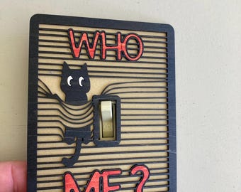 Zabawna osłona na przełącznik światła z motywem kota - magnetyczna, drewniana osłona na przełącznik światła, dekoracja Who Me, humorystyczna sztuka ścienna, prezent dla sarkastycznego miłośnika kotów, wyjątkowy akcent