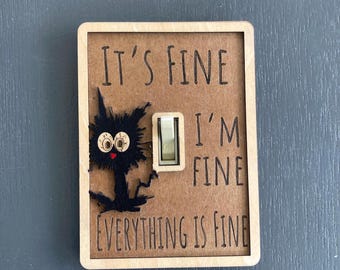 Divertida placa para interruptor de luz con diseño de gato - Cubierta magnética de madera para interruptor de luz, decoración "Está bien, todo está bien", arte de pared con humor negro, regalo sarcástico