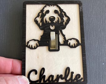 Placa de interruptor personalizada con diseño de perro: cubierta magnética de madera para interruptor de luz, decoración personalizada con el nombre de tu perro, regalo para Goldendoodle, decoración de pared para amantes de las mascotas.
