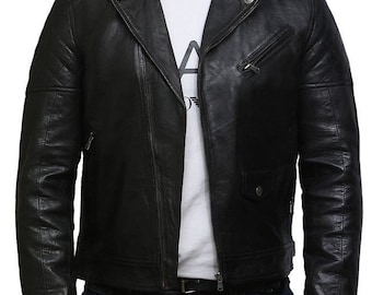 Könnte beinhalten: Eine schwarze Lederjacke im Biker-Stil mit Reißverschluss und mehreren Taschen.