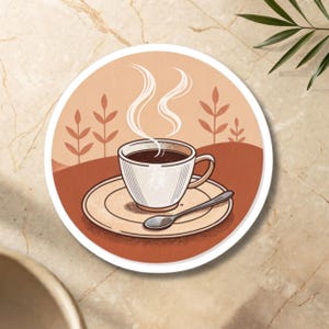 Può includere: Un adesivo rotondo raffigurante una tazza di caffè su un piattino con un cucchiaino. La tazza da caffè è bianca con l'interno marrone e vapore che sale dal caffè. Lo sfondo è un tono caldo e terroso con illustrazioni di piante stilizzate.