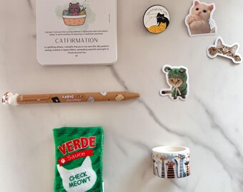 Katzenliebhaber Geschenkbox • Briefpapier, Plushie, Emaille Pin, Affirmationskarten