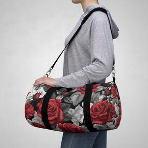 Bolsa de viagem floral preta, bolsa de ginástica elegante, bolsa de viagem para fim de semana, bolsa esportiva estilosa com rosas vermelhas, perfeita para presentes e itens essenciais de viagem