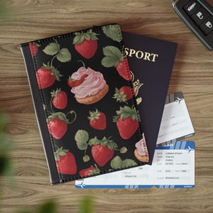 Étui pour passeport, Shortcakes aux fraises rouges avec tourbillon de crème fouettée rose sur fond noir, Portefeuille de voyage, Porte-passeport, Joli fruit
