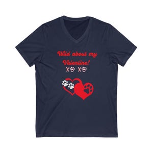 Valentine T-Shirt Gifte Wild über meinen Valentinstag X's und O's mit Hund Pfoten und Herzen V-Neck Tee Valentinstag Shirt Love Tee DogLover Geschenk Bild 6