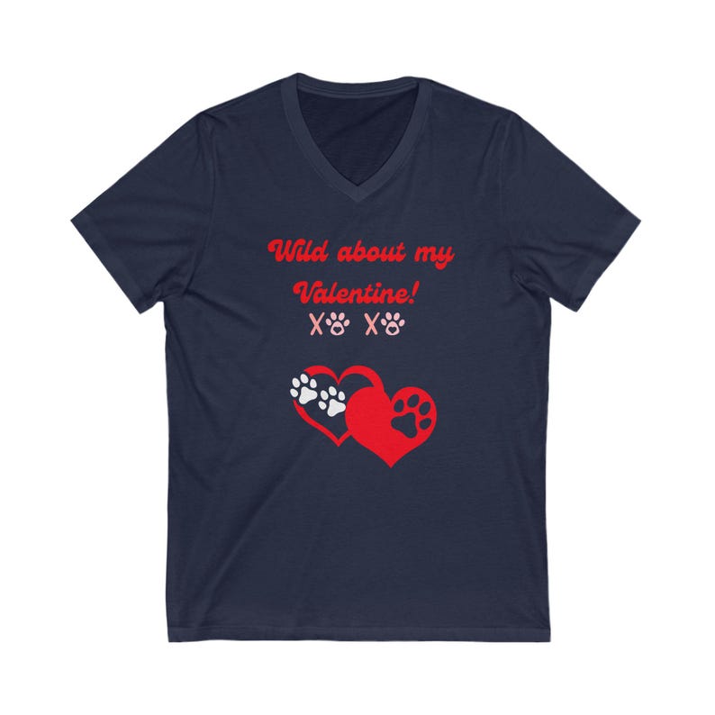 Valentine T-Shirt Gifte Wild über meinen Valentinstag X's und O's mit Hund Pfoten und Herzen V-Neck Tee Valentinstag Shirt Love Tee DogLover Geschenk Bild 6