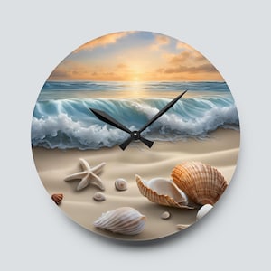 Op de afbeelding: Een ronde klok met een strandscene met een blauwe oceaan golf die breekt op een zanderig strand. Het klok gezicht heeft zwarte wijzers en een witte achtergrond. De strandscene bevat schelpen en een zeester.