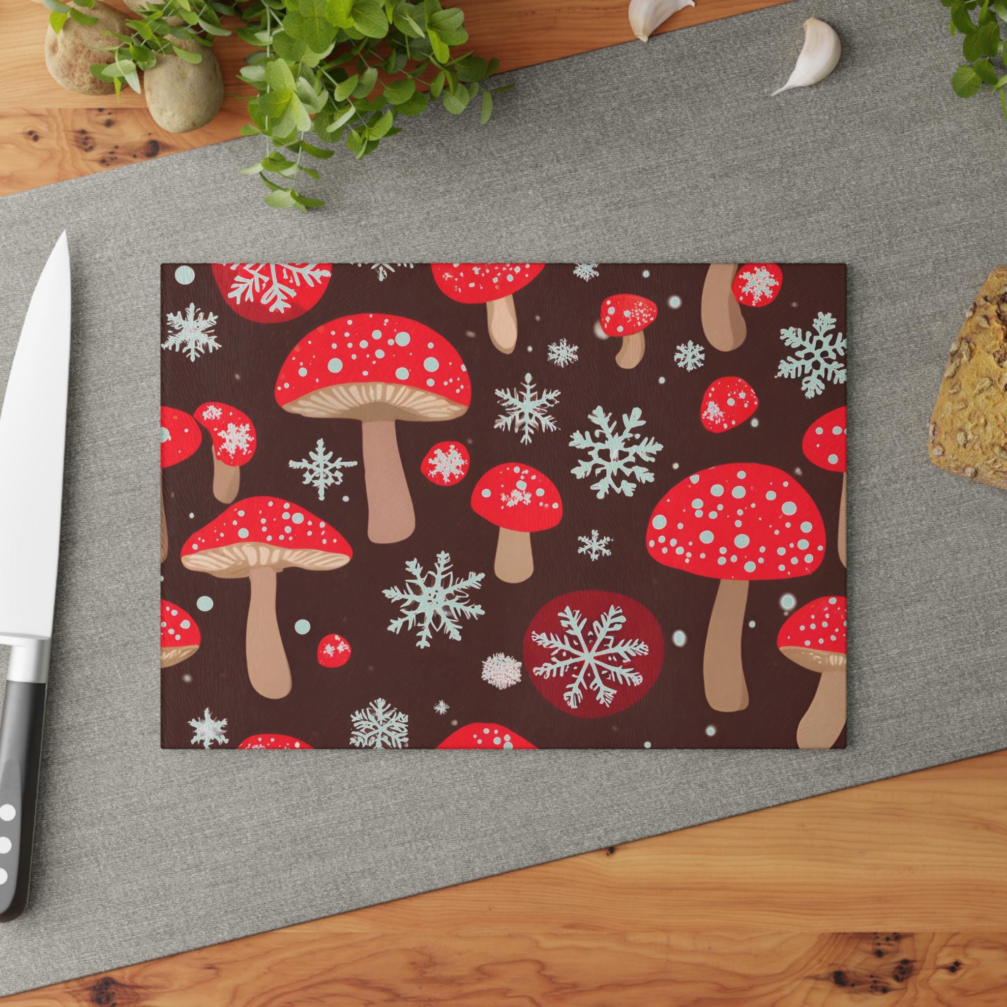 Tagliere in vetro a forma di fungo con funghi rossi e fiocchi di neve su sfondo marrone, accogliente decorazione da cucina, regalo per cuochi e fornai
