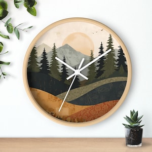 Puede incluir: Reloj de pared redondo con marco de madera clara. La esfera del reloj presenta un diseño de paisaje con montañas, árboles y un sol poniente en tonos verdes, marrones y naranjas. Las manecillas blancas indican la hora.