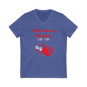 Valentine T-Shirt Gifte Wild über meinen Valentinstag X's und O's mit Hund Pfoten und Herzen V-Neck Tee Valentinstag Shirt Love Tee DogLover Geschenk Bild 3