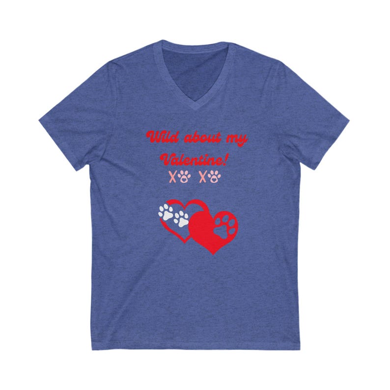 Valentine T-Shirt Gifte Wild über meinen Valentinstag X's und O's mit Hund Pfoten und Herzen V-Neck Tee Valentinstag Shirt Love Tee DogLover Geschenk Bild 3