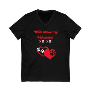 Valentine T-Shirt Gifte Wild über meinen Valentinstag X's und O's mit Hund Pfoten und Herzen V-Neck Tee Valentinstag Shirt Love Tee DogLover Geschenk Bild 1