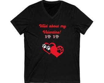Camiseta de San Valentín, regalo de Wild About My Valentine, X y O con patas de perro y corazones, camiseta de cuello en V, camiseta de San Valentín, camiseta Love, regalo para amantes de los perros