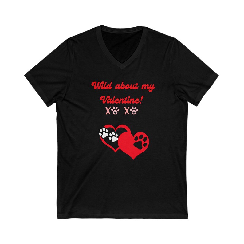 Valentine T-Shirt Gifte Wild über meinen Valentinstag X's und O's mit Hund Pfoten und Herzen V-Neck Tee Valentinstag Shirt Love Tee DogLover Geschenk Bild 1