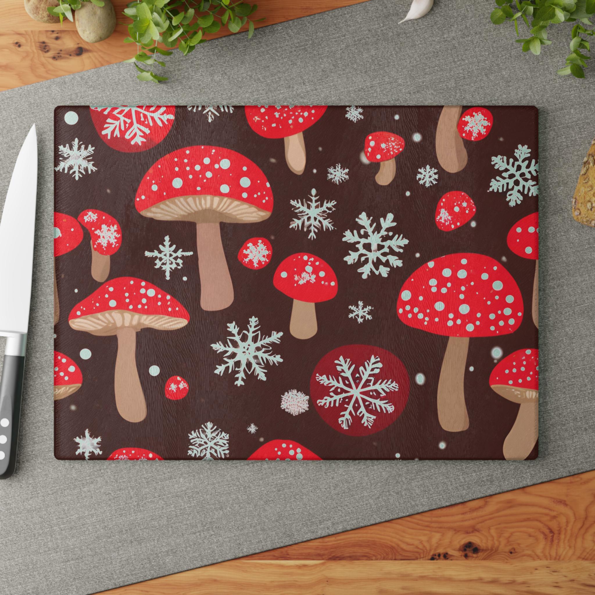 Tagliere in vetro natalizio con funghi rossi e fiocchi di neve su sfondo marrone, decorazione da cucina per le feste, regalo per fornai e cuochi casal