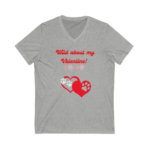 Valentine T-Shirt Gifte Wild über meinen Valentinstag X's und O's mit Hund Pfoten und Herzen V-Neck Tee Valentinstag Shirt Love Tee DogLover Geschenk Bild 5