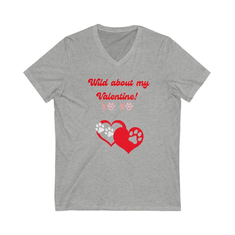 Valentine T-Shirt Gifte Wild über meinen Valentinstag X's und O's mit Hund Pfoten und Herzen V-Neck Tee Valentinstag Shirt Love Tee DogLover Geschenk Bild 5