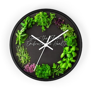 Könnte beinhalten: Eine schwarze Uhr mit weißen Zeigern und schwarzem Hintergrund. Das Zifferblatt der Uhr ist von einem Kreis aus grünen Kräutern umgeben. Der Text "Savour the Flavour, Embrace the Health" ist in Weiß auf dem Zifferblatt der Uhr geschrieben.