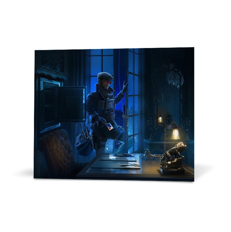 Op de afbeelding: Een man in een blauw jack en een platte pet klimt uit een raam. Hij houdt een tas en een klein voorwerp in zijn hand. De kamer is donker en er is een bureau met een lamp en een beeldje erop.