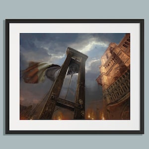 Peut inclure: Une guillotine en bois foncé avec un drapeau blanc déchiré qui pend. La guillotine est placée devant un grand bâtiment orné avec un ciel nuageux.