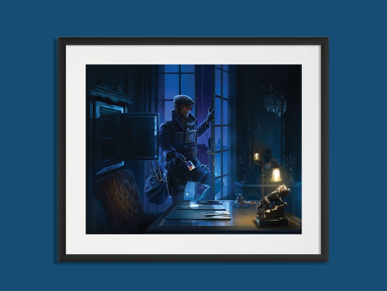 Op de afbeelding: Een ingelijste illustratie van een persoon in een donkerblauw jack en een zwarte pet, die in een kamer staat met een kluis en een bureau. De persoon kijkt uit een raam naar een nachtelijke stadsgezicht. De kamer is zwak verlicht met een lamp op het bureau.