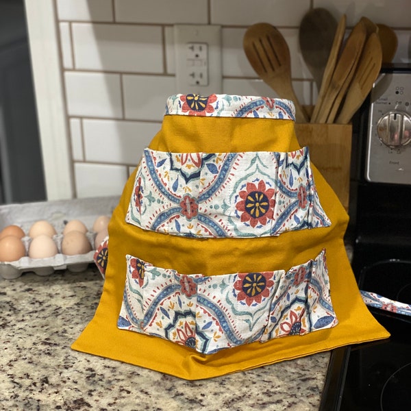 Egg Collecting Apron (golden/vintage pattern pockets)