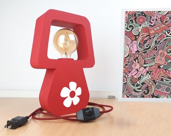 Daisy flower lamp sculpture, Red sculpture custom flower, Funky eclectic room decor, Maximalist decorative objects, Fun bedside lamps retro