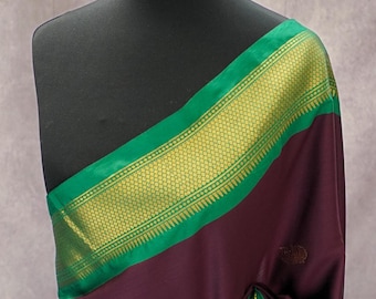 Sari viola in morbida seta: bordo verde, motivi di pavone, nappe