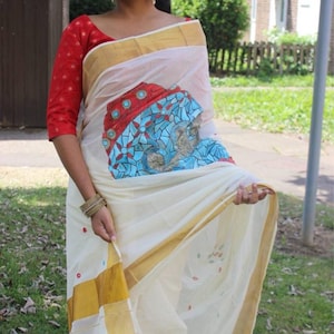 Onam Gold Kasavu Baumwolle Saree mit handbemalter Muschel auf dem Brustteil mit echter Spiegelarbeit auf dem Pallu mit genähter Bluse, Größe 40