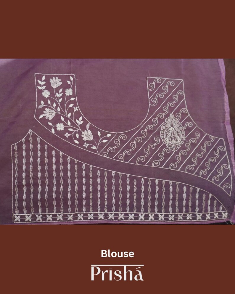 Pu&ograve; includere: Una camicetta lavanda con ricami bianchi intricati. Il design presenta motivi floreali lungo lo scollo e un motivo geometrico dettagliato sul corpetto. La parola "Blouse" e il marchio "Prisha" sono visualizzati in basso.