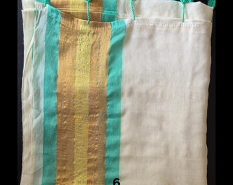 Sari de algodão Mul Mul branco, com borda kasavu dourada e turquesa, borlas