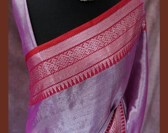 Seide Saree mit Splitter Zari Webung und weinroten Kontrast Rand. Erhältlich in Grün, Splitter, Lila & Blau