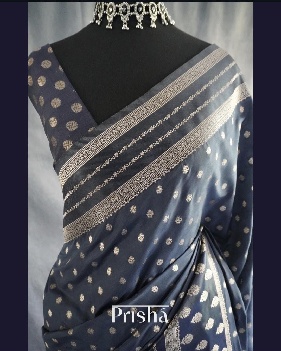 Dunkelgraue Mashru Seide Saree mit schwarzer Satinseide Kontrastborte. Dieser Banarasi Saree hat überall goldene Zari-Arbeit. Herbst & Pico fertig