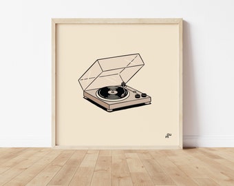 Puede incluir: Una impresión enmarcada beige de un dibujo en blanco y negro de un tocadiscos vintage con la tapa abierta. El tocadiscos está sobre un fondo beige. La impresión está firmada "GW 21"