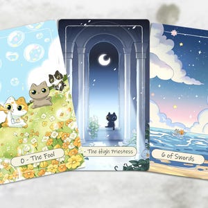 Puede incluir: Tres cartas de tarot con ilustraciones de gatos. Las cartas representan escenas con gatos en varios escenarios: un campo soleado, un arco iluminado por la luna y un paisaje marino. Cada carta tiene un t&iacute;tulo: "The Fool", "The High Priestess" y "6 of Swords".