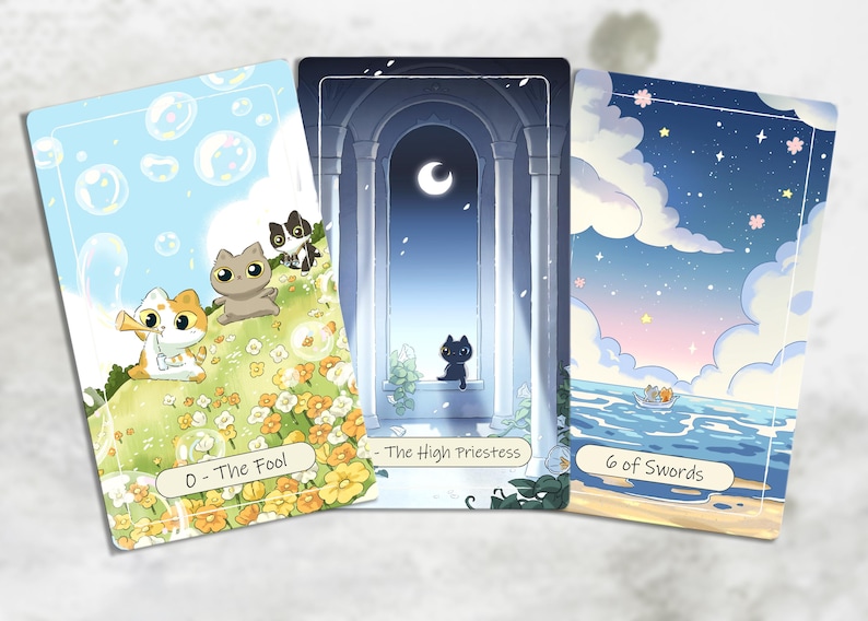 Puede incluir: Tres cartas de tarot con ilustraciones de gatos. Las cartas representan escenas con gatos en varios escenarios: un campo soleado, un arco iluminado por la luna y un paisaje marino. Cada carta tiene un t&iacute;tulo: "The Fool", "The High Priestess" y "6 of Swords".