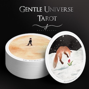 Puede incluir: Una baraja de cartas del Tarot Gentle Universe. Las cartas son redondas con ilustraciones en acuarela. Una carta muestra un zorro alcanzando una flor roja en la nieve. La otra carta muestra a una persona caminando sobre una superficie de vetas de madera.