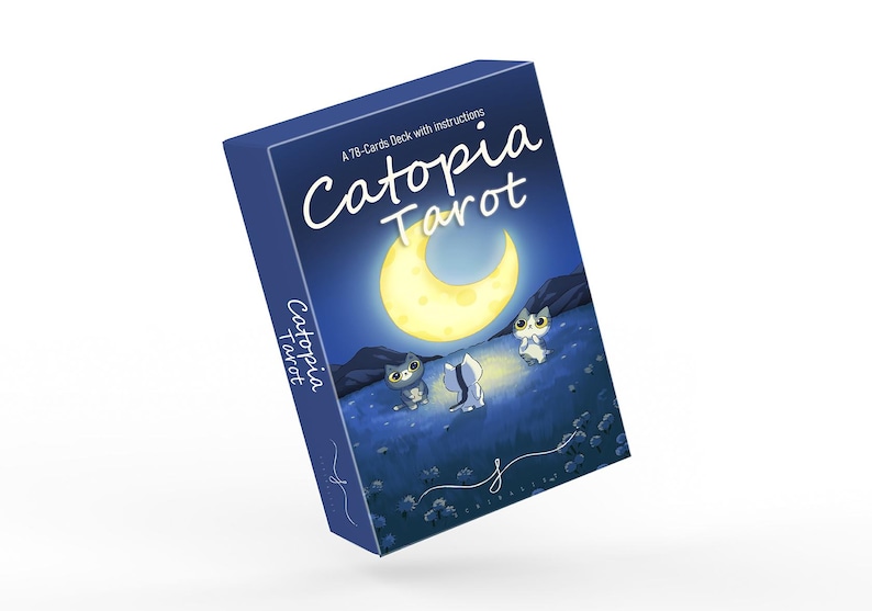 Puede incluir: Una baraja de cartas de tarot azul marino titulada "Catopia Tarot". La caja presenta una ilustraci&oacute;n caprichosa de tres gatos de dibujos animados bajo una luna creciente. Tambi&eacute;n se ve el texto "A 78-Cards Deck with instructions".